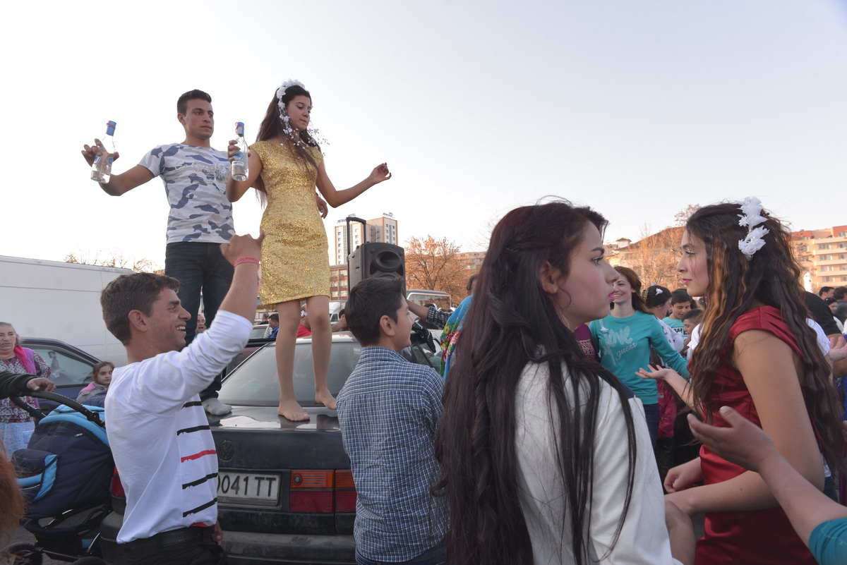 The Cost Of A Bride – Roma’s Traditional Wedding Negotiations photograph 10