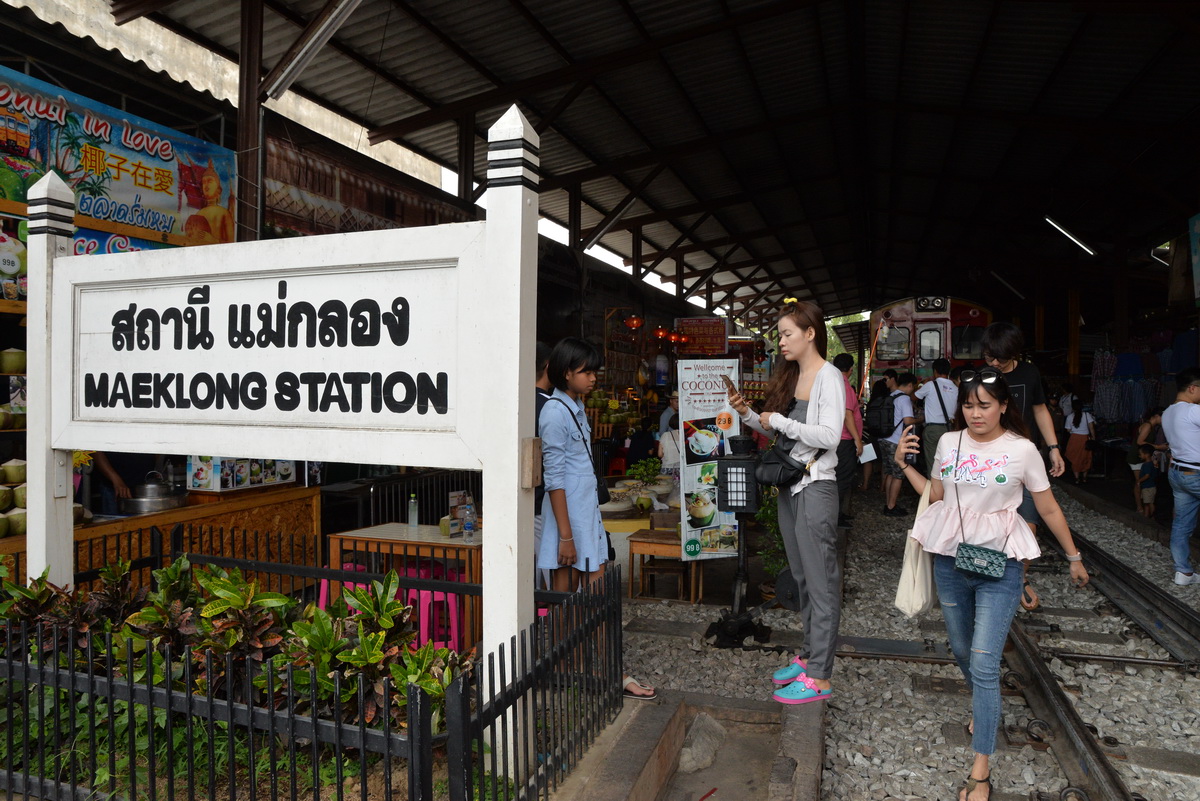 In A Tight Spot | Maeklong Railway Market, Thailand photograph 1