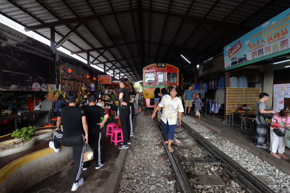 In A Tight Spot | Maeklong Railway Market, Thailand photograph 2