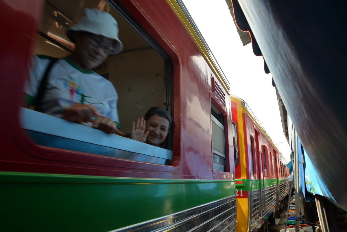 In A Tight Spot | Maeklong Railway Market, Thailand photograph 4