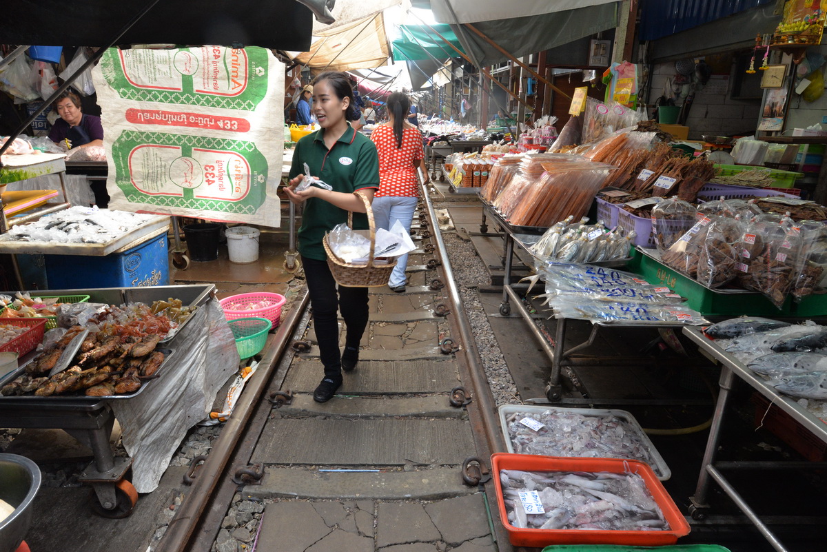 In A Tight Spot | Maeklong Railway Market, Thailand photograph 8