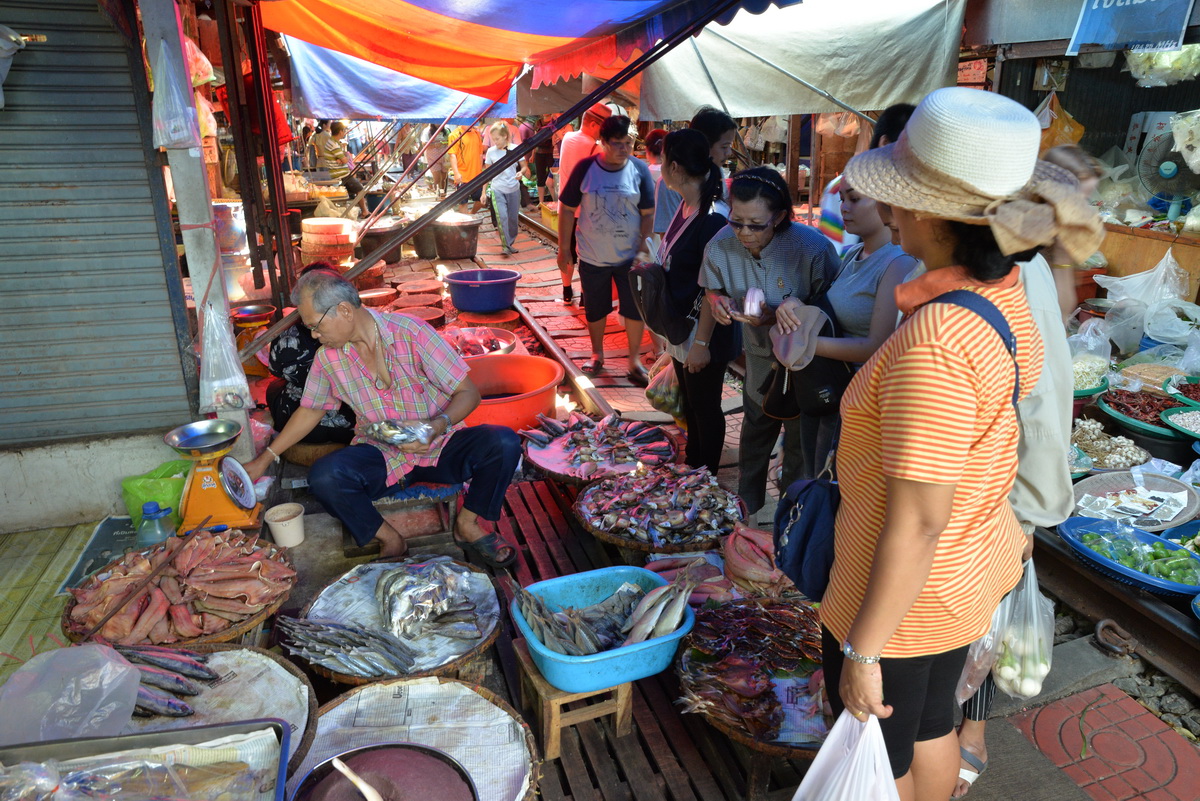 In A Tight Spot | Maeklong Railway Market, Thailand photograph 9